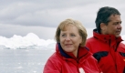 Das Amt bietet ihm Gelegenheit für medienwirksame Auftritte: Hier besucht Gabriel mit der Kanzlerin einen Eisfjord in Grönland, um sich über die Erderwärmung zu informieren. Foto: dpa