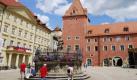 ... steht Regensburg. Unesco-Welterbe hin oder her, beim Focus-Ranking kam die Stadt in Bayern nicht gut weg. Letzter Platz 81 in Sachen Lebensqualität, hinter Zwickau und Aachen. Doch Regensburg schafft es auch auf einen Platz eins: 2011 hat es Berlin als Singlestadt abgelöst. 55,8 Prozent der Bürger leben allein. Ist das jetzt gut oder schlecht? Foto: dapd