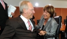 Gesundheitsministerin Ulla Schmidt hat keine Wahl: Sie hat sich für den Impfstoff entschieden, der eigentlich der Bevölkerung zugeteilt wurde. Ihr Kabinettskollege Wolfgang Schäuble fragt lieber nochmal seinen Arzt. Foto: dpa