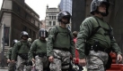 Law enforcement officers from the Allegheny Count Police Department in riot gear walk the streets of downtown Pittsburgh, Wednesday, Sept. 23, 2009 in preparation for the G-20 Summit. The two-day G-20 Summit is scheduled to occur in Pittsburgh Sept. 24, and Sept. 25. (AP Photo/Carolyn Kaster) Foto: ap
