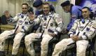 So entspannt zeigten sich die Kosmonauten Anton Schkaplerow Anatoli Iwanischin und Daniel Burbank kurz vor dem Start ihrer Sojus-Rakete. Mittlerweile sind sie auf der internationalen Raumstation ISS angekommen, wo sie bis März 2012 bleiben werden. Foto: dpa