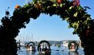 Mit Blumenkränzen geschmückt fahren Ruderboote aus Moos bei Radolfzell auf dem Bodensee. Etwa 20 Boote beteiligten sich an der Mooser Wasserprozession. Die Prozession wird jedes Jahr seit 1926 am dritten Montag im Juli abgehalten und gilt als Danksagung dafür, dass die Mooser Bürger im Jahr 1796 von einer schrecklichen Viehseuche verschont wurden. Foto: dpa