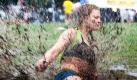Eine Frau genießt einem Schlammbad auf der Lollapalooza Musikfestival im Grant Park in Chicago. Das dreitägige Musikfest Lollapalooza,  ging am Sonntagabend nach einem Tag voller Gewittern zu Ende. Die Besucherteilnahme hatte dieses Jahr Rekordwerte erzielt. Foto: dapd