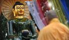 Ein buddhistischer Mönch steht am Samstag (18.06.2011) vor dem weltgrößten Jade-Buddha im Kloster Pagode Vien Giac in Hannover. Mit Drachentanz, Blumen und Hunderten Kerzen haben buddhistische Gläubige die weltgrößte Buddha-Statue aus grüner Jade begrüßt. Die knapp drei Meter hohe Figur macht auf ihrer Welttournee bis zum 26. Juni Station im Kloster Pagode Vien Giac in Hannover. Der Buddha bestehe aus Jade in Edelsteinqualität und habe einen Wert von fünf Millionen US-Dollar. Foto: Peter Steffen dpa/lni +++(c) dpa - Bildfunk+++  Foto: dpa