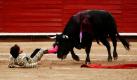Der 12-jährige Nachwuchs-Stierkämpfer Michel Lagravere tritt in der Arena Plaza de Toros in exiko-Stadt mit den Füßen nach einem Stier, um nicht von ihm auf die Hörner genommen zu werden. Michelito ist der jüngste und daher auch umstrittenste Stierkämpfer bei den Kämpfen in Mexiko. Foto: ap