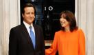 Die Frau des neuen britischen Premierministers Samantha Cameron freut sich über die neue Wachsfigur ihres Mannes David Cameron bei Madame Tussauds in London. Der Hintergrund, der die Eingangstür des Amtssitzes, der Downing Street Nummer 10, darstellt, macht die Täuschung auf den ersten Blick perfekt. Foto: ap