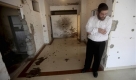Ein Jahr danach sind die Spuren des Terrors noch immer zu sehen. Ein Mann zeigt die Einschusslöcher, die die Attentäter bei ihrem Angriff auf das Haus der jüdischen Gemeinde hitnerließen. Unter den 166 Toten des Attentats sind auch sechs jüdische Bürger. Foto: dpa