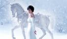 Enya hat es schon nicht leicht: Um sie herum herrscht wildes Schneegestöber und sie trägt nur ein dünnes weißes Kleidchen. Zu allem Überfluss ist auch das Pferd im Hintergrund kein echtes. Zum Glück gestaltet der Allmächtige keine Cover von Tonträgern - die Menschen müssten wohl irgendwo in der Einöde erfrieren. Foto: Warner Music