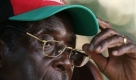 Zimbabwean President Robert Mugabe is seen upon his arrival at a political rally in Bulawayo, about 500 kilometers (311 miles) south of Harare, Sunday, March 23, 2008. The opposition on Sunday accused Zimbabwe's authorities of printing millions of surplus ballot papers, raising the risk of vote-rigging in next week's presidential and legislative elections. (AP Photo/Tsvangirayi Mukwazhi) Foto: ap