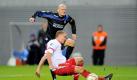 In der Red-Bull-Arena in Leipzig musste sich Regionalligist Hallescher FC gegen den MSV Duisburg geschlagen geben. Hier kommt Halles Christoph Klippel (vorn) vor Duisburgs Srdjan Baljak an den Ball. Foto: dpa