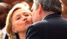 Der britische Premierminister Gordon Brown begrüßt US-Außenministerin Hillary Rodham Clinton, die zurzeit auf einer Tour durch Europa und Russland ist. Foto: ap