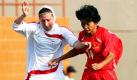 Die iranische Fußballerin Katayoun Khosrowyar (links) schirmt bei einem Freundschaftsspiel in Teheran den Ball vor ihrer vietnamesischen Gegenspielerin ab. Iranische Spielerinnen müssen sowohl beim Training als auch bei den Spielen ein Ganzkörperoutfit aus langen Anzügen und Kopfbedeckung tragen. Die FIFA schloss das iranische Team daraufhin von der Qualifikation für Olympia 2012 aus und begründete diesen Schritt mit der erhöhten Gesundheitsgefahr für die Spielerinnen. Foto: dpa