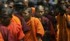 Buddhistische Mönche gehen in Colombo, Sri Lanka, auf die Straße. Sie fordern die sofortige Freilassung des unterlegenen Präsidentschaftskandidaten Sarath Fonseka. Zwei Wochen nach den Wahlen im Januar war der ehemalige Armeechef wegen einer mutmaßlichen Verschwörung verhaftet worden. Foto: ap