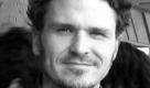 Der amerikanische Autor Dave Eggers hat unter anderem das Drehbuch zum Film Wo die wilden Kerle wohnen geschrieben. Er ist Leiter des Verlags McSweeneys, in dem ein Literaturmagazin erscheint. Er hat Kurzgeschichten und Romane wie Ein herzzereißendes Werk von umwerfender Genialität, Wie hungrig wir doch sind oder Ihr werdet noch merken, wie schnell wir sind. Foto: Michelle Quint