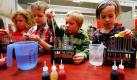 Im Exploratorium in Potsdam blubbern bis zum 17. Februar 2010 bunte Flüssigkeiten: Kinder erforschen in spannenden Trockeneis-Experimenten, wie monströse Hexenzahnpasta und andere Zaubereien hergestellt werden.  Foto: ddp