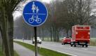 Auf diesem Fahrradweg neben der Bundesstraße 58 bei Schermbeck ist am Dienstagmorgen (01.12.2009) der zweite, noch flüchtige Verbrecher Peter Paul Michalski verhaftet worden. Der seit einer Woche flüchtige Michalski wurde von einem Sondereinsatzkommando beim Fahrradfahren auf der Bundesstraße verhaftet. Foto: Roland Weihrauch dpa/lnw +++(c) dpa - Bildfunk+++
pixel Foto: dpa