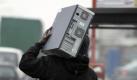 Ein Mann traegt am Dienstag (08.12.09) in Hamburg in der Billstrasse, in der zahlreiche Schrotthaendler und Import-Export-Unternehmen angesiedelt sind, einen gebrauchten Computer. Nach Informationen des Nachrichtenmagazins 'Der Spiegel' verschiffen europaeische Haendler und Reeder, zum Teil aus Hamburg und Rotterdam Elektroschrott nach Afrika, der dort illegal entsorgt wird. Die bei der Ausschlachtung der Geraete freigesetzten Giftstoffe koennen zu schweren Umweltschaeden fuehren und gefaehrden die Gesundheit der Bevoelkerung. Foto: Philipp Guelland/ ddp 
 Foto: ddp