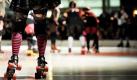 Ein Teammitglied der Stuttgart Valley Rollergirlz e.V. steht am Samstag (31.01.09) in Bad Cannstatt anlaesslich des sogenannten 'Bout' gegen die Birmingham Blitz Derby Dames auf der Rollschuh-Bahn. Mit ihren Rollschuhen streifen sie ihre zweite Persoenlichkeit ueber. Sie nennen sich Dirty Haerry, Polly Purgatory oder Titty-Twista und sausen in schrillen Outfits zu lauter Musik durch Turnhallen: die rund 35 Maedchen der ersten deutschen 'Rollerderby'-Mannschaft in Stuttgart.
 Foto: ddp