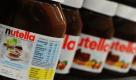 Nutella-Gläser stehen in einem Regal in einem Supermarkt in Hamburg. Auf der Schoko-Creme Nutella kleben Etiketten mit irreführenden Angaben zu Vitaminen und Nährwerten. Das Oberlandesgericht Frankfurt trug dem Hersteller Ferrero deshalb in zweiter Instanz auf, die Angaben zu ändern. Foto: dpa