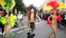 Teilnehmer einer brasilianischen Tanzgruppe ziehen am Sonntag (04.06.2006) in Berlin beim 11. Karneval der Kulturen durch Kreuzberg. Unter dem Motto 'Berlin bekennt Farbe' beteiligen sich rund 4300 Teilnehmern aus 70 Nationen an einer neunstündigen Parade. 
 Foto: dpa