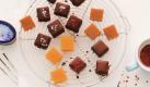 Schokoladen-Karamellkonfekt mit Fleur De Sel
Zutaten (50 Stück): 350 g Zucker, 2 EL Honig, 200 ml Kondensmilch, 175 g Butter, 250 g Sahne, 200 g Zartbitterschokolade, 20 g Kokosfett, 2 EL Fleur De Sel
Zubereitung: Zucker, Honig, Kodensmilch, Butter und Sahne in einem Topf aufkochen lassen. Die Mischung bei schwacher Hitze einkochen lassen, bis eine zähe Masse entsteht. Dabei immer wieder umrühren. Es sollten etwa 500 g zähflüssige Karamellmasse übrig sein. Dann eine flache rechteckige Schale (10x20 cm) mit Backpapier auslegen und Masse einfüllen. Über Nacht im Kühlschrank fest werden lassen. Dann die Masse in zwei Zentimeter große Stücke schneiden, Schokolade kleinhacken und mit Kokosfett schmelzen. Karamellwürfel in Schokolade tauchen, auf einem Gitter abtropfen lassen, mit einer kleinen Prise Fleur De Sel bestreuen und fest werden lassen
 Foto: weltbild.de