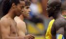 ... oder muskelbepackte Ghanaer, hier Stephen Appiah (rechts) obenrum nur mit einer Armbinde bekleidet.
 Foto: dpa