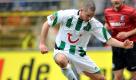 Voller Einsatz: Freiburgs Jonathan Jäger (unten) will Hannovers Leon Andreasen (M.) den Ball annehmen. Am Ende haben die Niedersachsen mit 2:1 die Nase vorn und feiern den ersten Sieg unter Mirko Slomka. Foto: ddp