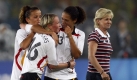 2008 ging es nach dem WM-Triumph wieder nach China. In Peking reichte es bei Olympia für die Bronzemedaille. Im Spiel um den dritten Platz wird zur Freude der Spielerinnen Japan besiegt, Silvia Neid schreitet wie einst Franz Beckenbauer 1990 in Rom über den Platz. Foto: dpa