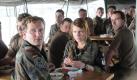 Oberleutnant Nicole Ziegler (Maria Simon, mi.), die mit Feldwebel Werner Malinck (Maximilian Brückner, l.) einen Selbstmord aufklären soll, sorgt für reichlich Irritation bei den Soldaten im Kongo (unbekannte Kleindarsteller).
 Foto: ZDF/Kelly Walsh