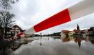 Ein Absperrband ist im hessischen Rotenburg an der Fulda vor dem Hochwasser gespannt. Regenschauer und die Schneeschmelze in den Gebirgen haben in vielen Gebieten Hessens Bäche und Flüsse anschwellen lassen. Foto: dpa