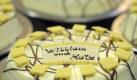 Eberbach, Baden-Württemberg. Zur königlichen Hochzeit am 29. April werden Prinz William und Kate Middleton eine Kalorienbombe aus dem badischen Eberbach bekommen. Der Inhalt des Päckchens: Eine Cointreau-Orangen-Torte der Konditorei Victoria. Wir haben einen Kontakt in den Buckingham Palast, der uns die Vorlieben der beiden verraten hat, sagte die Inhaberin der Konditorei, Birgit Strohauer-Valerius. Foto: dpa