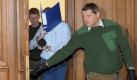 Der Angeklagte Guido N. (M) wird von Justizbeamten am Freitag (25.02.2011) in den Gerichtssaal des Landgerichts Leipzig geführt. Hier begann der Prozess gegen den 41-jährigen wegen dreier Morde in Groitzsch bei Leipzig. Der Angeklagte soll drei junge Männer im Alter von 19, 23 und 27 Jahren erschossen haben. Foto: Peter Endig dpa/lsn (zu dpa 0185 vom 25.02.2011) +++(c) dpa - Bildfunk+++ Foto: dpa