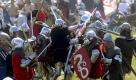 FILE - In this file photo dated July 17, 2010, actors perform as modern-day ancient knights, to re-enacted the Battle of Grunwald in which Poles and Lithuanians helped by Russians and Czech forces,  repulsed a German force of Teutonic knights, on July 15, 1410, in Grunwald, northern Poland. The massive ancient ramparts, with tales of bloody cruelty, torture and the Teutonic Knights,  are being used by the modern authorities in Poland to attract international travelers to the region. The medieval warriors who tried to spread Catholicism by the sword are now attracting tourists with cameras and sun cream to watch their show.  (AP Photo/Ludmila Mitrega, file) Foto: ap