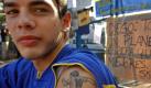 Maradona wird in Argentinien wie ein Heiliger verehrt. Er ist ein Idol für alle Generationen und Schichten. Hier hat sich ein Fan vor der Suchtklinik in Castelar  - wo Maradona 2004 zum Entzug weilte - seinen Star auf den Arm tätowiert.
 Foto: dpa