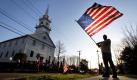 Brian Palmer schwenkt eine amerikanische Flagge, während er und andere Bewohner der Stadt Voluntown in Connecticut eine Autokolonne für den gefallenen US-Soldaten Tyler Griffin vorbereiten. Griffin fiel Anfang des Monats bei einem Einsatz in Afghanistan. Foto: ap