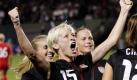US Women's National Team midfielder Megan Rapinoe celebrates a teammate's goal during the second half of their Celebration Series soccer game against Canada in Portland, Ore., Thursday, Sept. 22, 2011. The US beat Canada 3-0.(Foto:Don Ryan/AP/dapd)

US-Frauen-Nationalmannschaft Mittelfeldspieler Megan Rapinoe feiert ein Mitspieler das Ziel in der zweiten Hälfte ihrer Celebration Series Fußballspiel gegen Kanada in Portland, Oregon, Donnerstag, 22 September, 2011. Die USA schlagen Kanada 3-0 (Foto: Don Ryan / AP / dapd). Foto: dapd