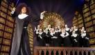 Der Kultfilm Sister Act mit Whoopi Goldberg in der Hauptrolle hat im Kino Millionen Menschen begeistert. Jetzt spielt der gleichnamige Musical-Hit aus dem Londoner Westend auch in Hamburg. Im TUI-Operettenhaus singen sich die Nonnen um Nachtclubsängerin Deloris in die Herzen der Zuschauer. Zur Deutschland-Premiere im Dezember 2010 war neben 1400 begeisterten Gästen auch Co-Produzentin Whoopi Goldberg mit von der Partie. Foto: Stage Entertainment