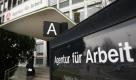 ARCHIV - Eine Frau betritt am 29. Januar 2009 die Agentur fuer Arbeit in Ludwigsburg. Der hessische Ministerpraesident Roland Koch erhaelt fuer seine Forderung nach einer strengeren Arbeitspflicht fuer Hartz-IV-Bezieher Unterstuetzung aus der eigenen Partei. Koch hatte am Wochenende fuer seine Forderung nach einer Arbeitspflicht Kritik von allen Seiten geerntet. (AP Photo/ Thomas Kienzle) --- FILE - Jan. 29 2009 file picture shows a woman entering the labor office in Ludwigsburg, Germany. (AP Photo/Thomas Kienzle,file) Foto: ap