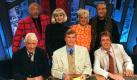 Das Team der RTL-Sendereihe '7 Tage - 7 Köpfe' mit seinen Gästen Mary (3.v.l.) und Jörg Kachelmann (vorne, r.), aufgenommen in Köln (Archivfoto vom 20.09.1996). Zur festen Mannschaft des 'etwas anderen Wochenrückblicks' gehören (l-r): Rudi Carrell, Karl Dall, Jochen Busse, Gaby Köster und Mike Krüger. Fast zehn Jahre nach ihrem Start wird am 30. Dezember um 22.15 Uhr die letzte Ausgabe der RTL-Show ausgestrahlt. Foto: Hermann Wöstmann (Zu dpa-Korr. 'Comedy, Cocktails und Tränchen - Zum letzten Mal '7 Tage - 7 Köpfe'' vom 27.12.2005) +++(c) dpa - Bildfunk++ Foto: dpa