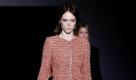 Klassisch geradlinig schickt das Label Giorgio Armani sein Model bei der Präsentation der Herbst-Winterkollektion 2011 in Mailand auf den Laufsteg. Foto: dapd