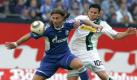Die Knappen waren meistens einen Schritt schneller und siegten am Ende mit 3:1. Hier gewinnt Marcelo Bordon (l.) das Zweikampfduell mit Raul Bobadilla (r.). Foto: ddp