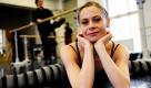 Solotänzerin Corinne Verdeil wärmt sich in Berlin im Ballettsaal der Staatsoper Unter den Linden vor einer Ballettprobe auf. Um die Künstler künftig besser vor Verletzungen zu schützen, haben verschiedene Initiatoren ein Pilotprojekt unter dem Namen preVance ins Leben gerufen.  Foto: ddp
