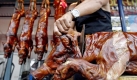 Eine Schweinebraterei in Manila: Hier haben die Behrden noch grnes Licht fr den Verzehr von Schweinefleisch gegeben. Foto: dpa
