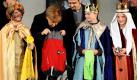 Bundeskanzlerin Angela Merkel (CDU) schaut im Bundeskanzleramt in Berlin nach, was die Sternsinger vom Bistum Augsburg für sie mitgebracht haben. Jeweils vier Sternsinger aus 27 deutschen Diözesen haben während ihres traditionellen Besuchs die etwa 500.000 Mädchen und Jungen vertreten, die sich rund um das Dreikönigsfest bundesweit an der Aktion Dreikönigssingen beteiligen. Foto: dpa