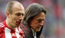Selbst als Superstar ist man vor schmerzhaften Crashs nicht sicher: Bayern Münchens Mannschaftsarzt Hans-Wilhelm Müller-Wohlfahrt führt Arjen Robben vom Feld. Foto: dapd