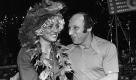 Uwe Seeler, 1976, mit Rosi Mittermaier. Mit der ehemaligen Weltklasse-Skiläuferin verbindet den Fußballer eine langjährige Freundschaft. Uwe Seeler lässt sich von ihrem Mann das Golfspielen beibringen, obwohl dem Hamburger für diese «Ballsportart» angeblich jedes Talent fehlt. Sagt Rosi Mittermaier.  Foto: dapd