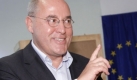 Der Spitzenkandidat der Linkspartei, Gregor Gysi, wirft am Sonntag (27.09.2009) in einem Wahllokal in Berlin-Pankow seinen Stimmzettel in die Wahlurne. Bei der Wahl zum 17. Deutschen Bundestag sind nach einer Schätzung des Statistischen Bundesamtes rund 62,2 Millionen Deutsche wahlberechtigt. Foto: Jens Büttner dpa +++(c) dpa - Bildfunk+++ Foto: dpa