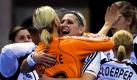 Die deutschen Handballerinnen Katja Schuelke und Anja Althaus feiern ihren Sieg nach dem Spiel gegen Rumänien bei der WMin China. Foto: dpa