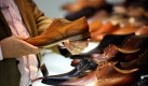 Männer dürfen weiterhin schlicht-elegante Schuhe tragen - zum Anzug liegt der Mann aber auch mit Leinenschuhen und Mokassins richtig. Foto: ddp