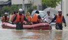 NAGOYA, Japan - People evacuate by foot and raft accompanied by rescue personnel in flooded streets of Nagoya, central Japan, as Typhoon Roke approaches on Sept. 20, 2011. (Kyodo) Photo via Newscom/kyodowc073595/0920015.jpg/1109201357 Foto: dapd